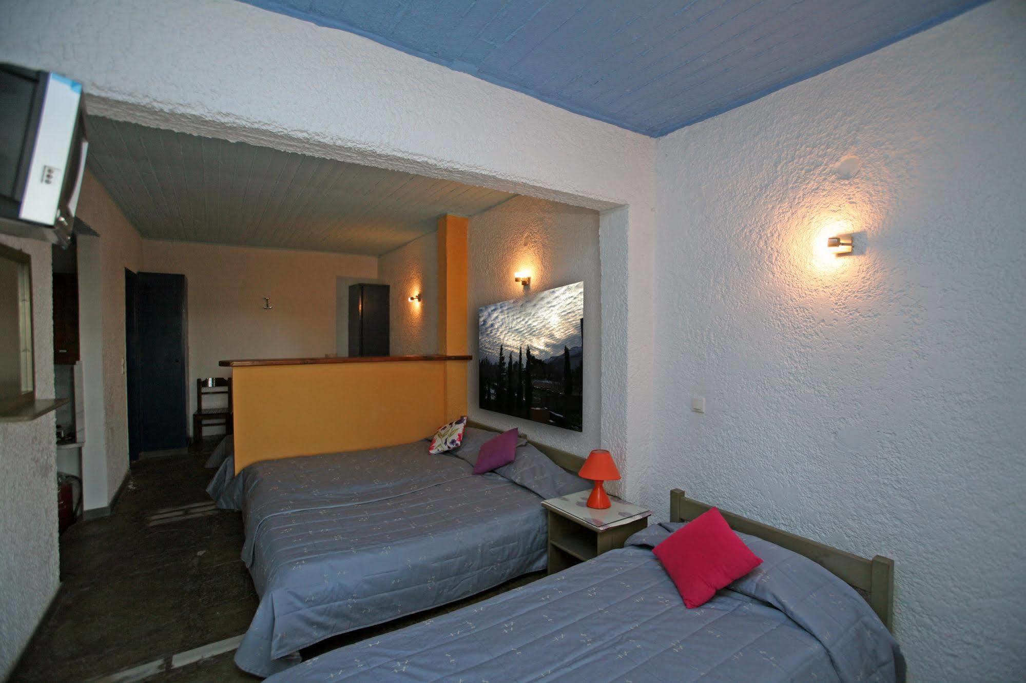 St George Studios & Apartments Batsi  Luaran gambar